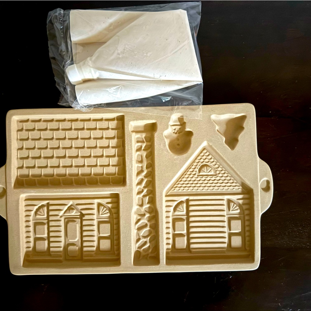 Pampered Chef Holiday Gingerbread House Mold Kit - Tan